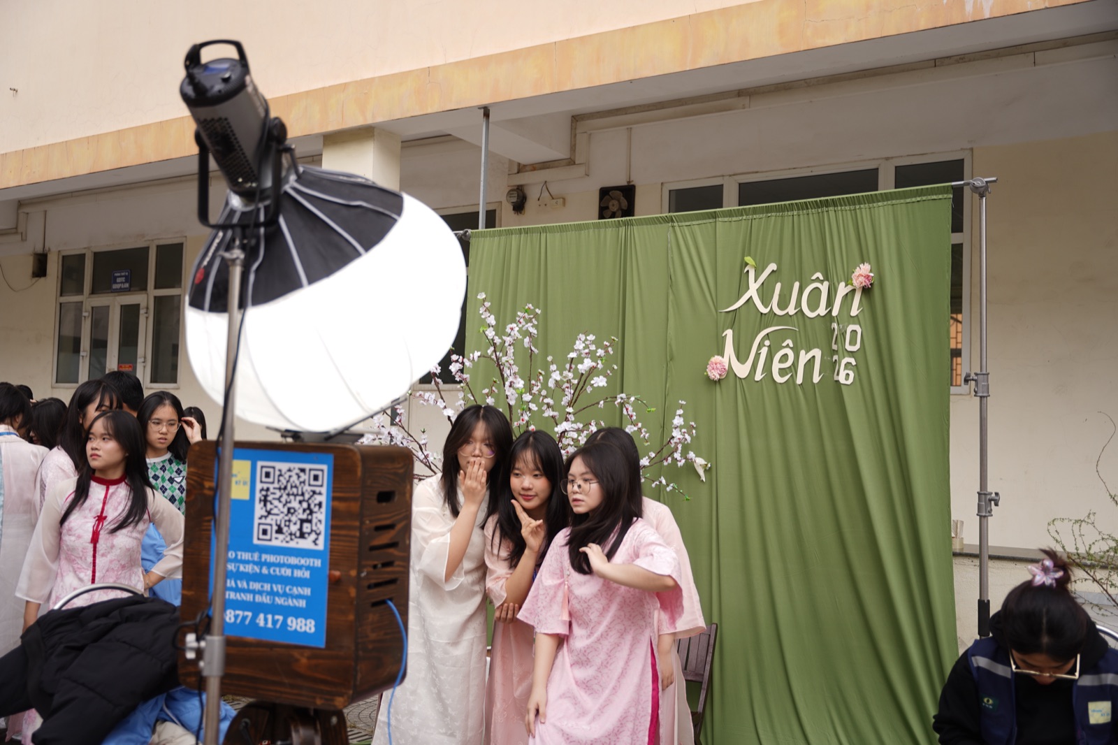 team Chạm Ký Ức setup booth trước giờ tiệc (cần thay ảnh thật)