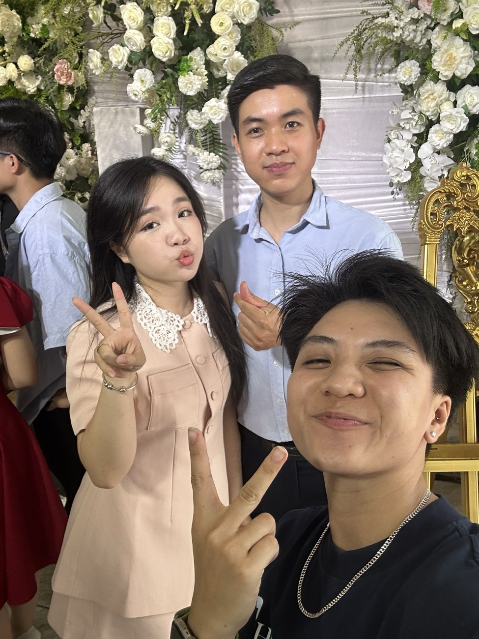Anh Cốp cùng khách tại tiệc cưới